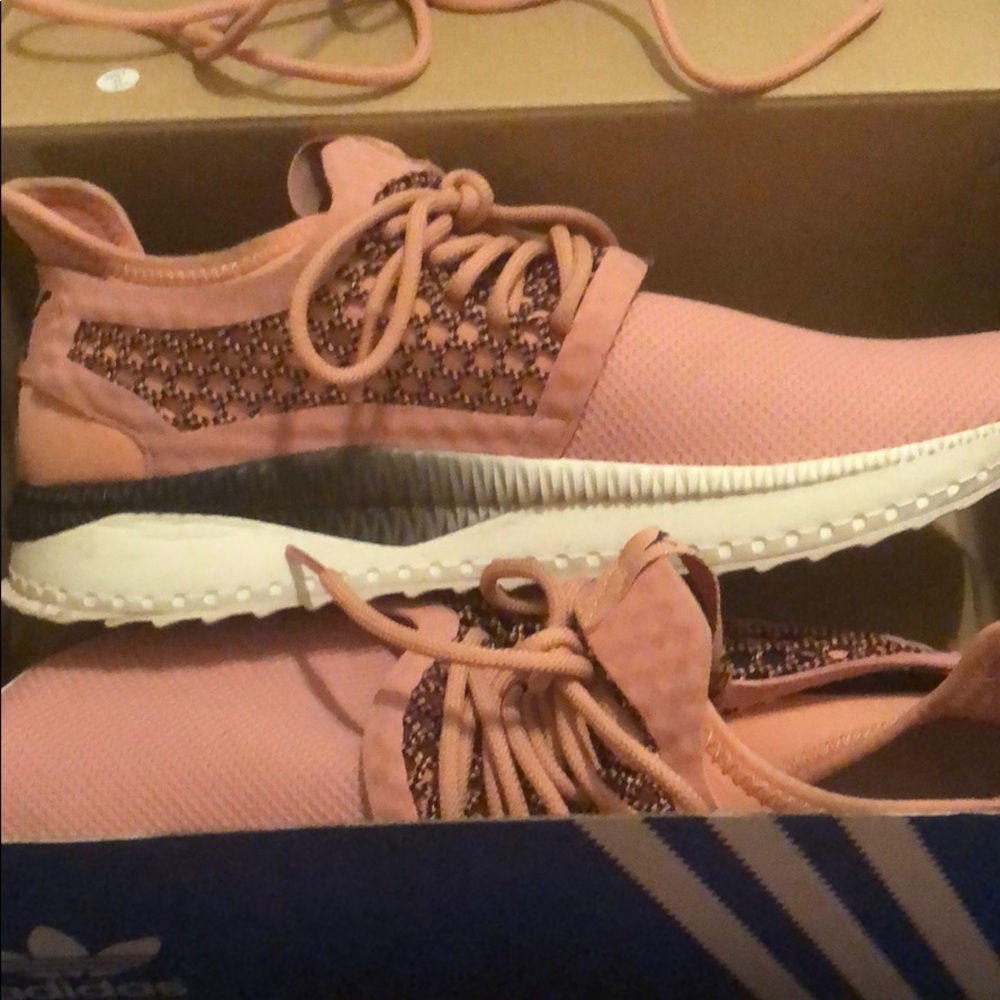 pink puma tennis shoes